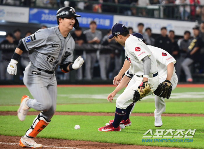 '번트때 마다 우왕 좌왕' 전준우 '실책성 수비가 낳은 치명적 결과  […