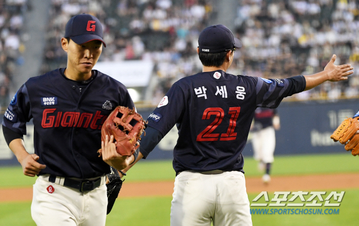 고우석 무너뜨린 박승욱 결승타! '안경vs장발' 에이스 맞대결, 박세웅 …