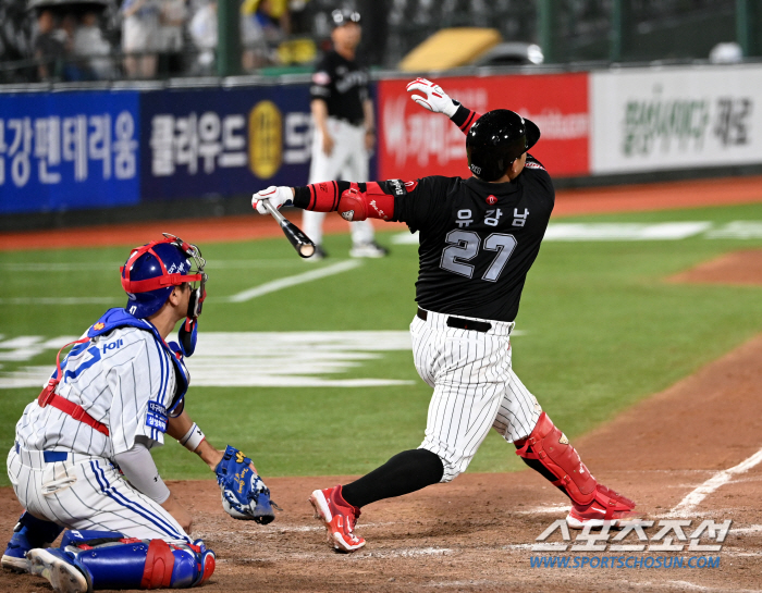 '기세. 다시 끌어올려!' 유강남 끝내기포에 화요일밤 사직벌이 후끈, 끝…