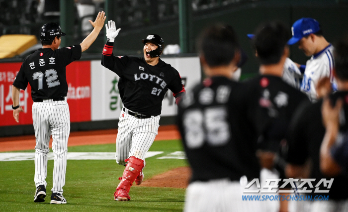 '기세. 다시 끌어올려!' 유강남 끝내기포에 화요일밤 사직벌이 후끈, 끝…