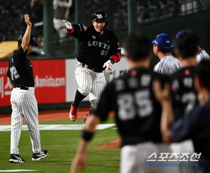 '기세. 다시 끌어올려!' 유강남 끝내기포에 화요일밤 사직벌이 후끈, 끝…