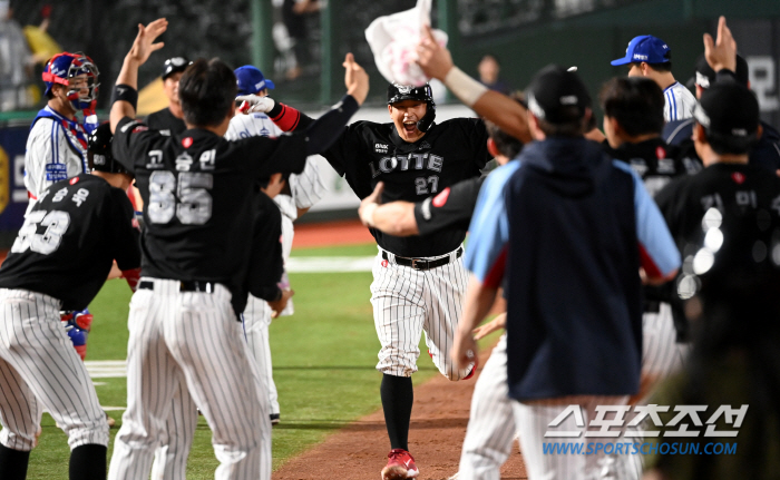 '기세. 다시 끌어올려!' 유강남 끝내기포에 화요일밤 사직벌이 후끈, 끝…