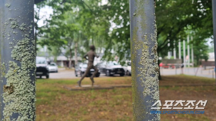 [현장르포]'베를린의 영웅' 손기정 선생은 태극기를 단 채 그곳에 계셨다