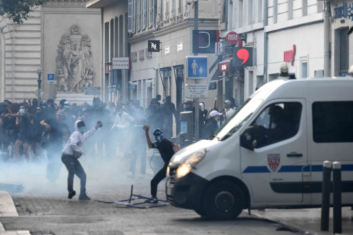 '프랑스 폭동 시위사태'에 슈퍼스타의 긴급 호소문 "폭력은 NO! 평화적 해결에 힘모으자"