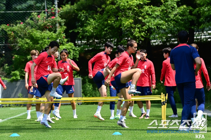 "16세 혼혈소녀 케이시 깜짝발탁" 콜린벨호,호주-뉴질랜드월드컵 최종명단…