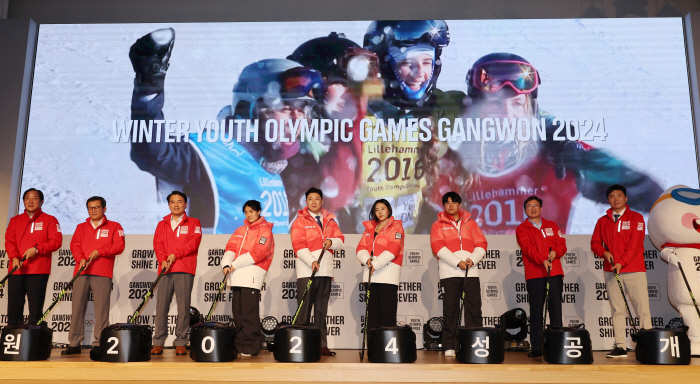 "강원2024 성공 위해" 김연아 메달 디자인 설명X곽윤기 유니폼 모델.…