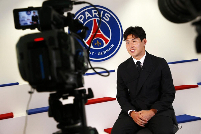 [오피셜]태극기 든 KING 이강인, '한국인 최초' PSG 공식 입단 …