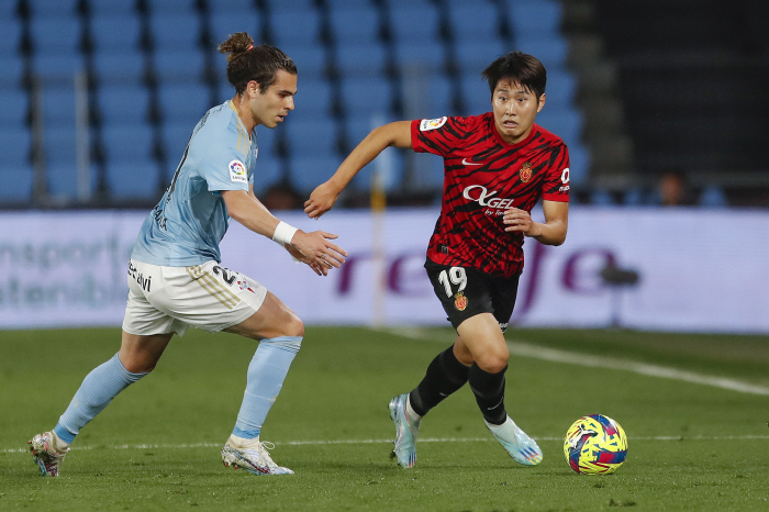 [오피셜]태극기 든 KING 이강인, '한국인 최초' PSG 공식 입단 …