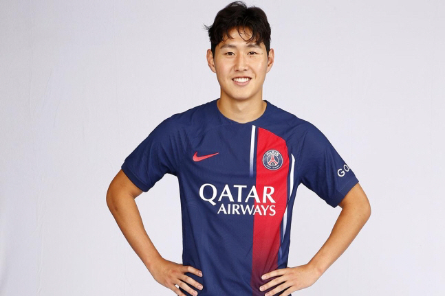 [오피셜]태극기 든 KING 이강인, '한국인 최초' PSG 공식 입단 …