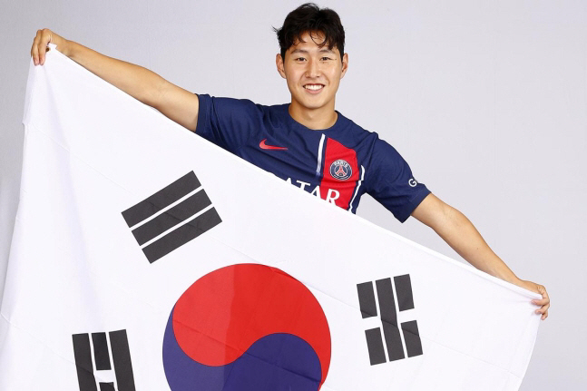 [오피셜]태극기 든 KING 이강인, '한국인 최초' PSG 공식 입단 …