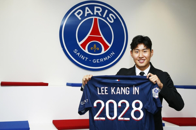 [오피셜]태극기 든 KING 이강인, '한국인 최초' PSG 공식 입단 …