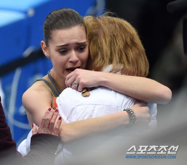 '자기가 도핑 양성 이야기 해놓고' 김연아 金 뻬앗은 소트니코바 "누구도…