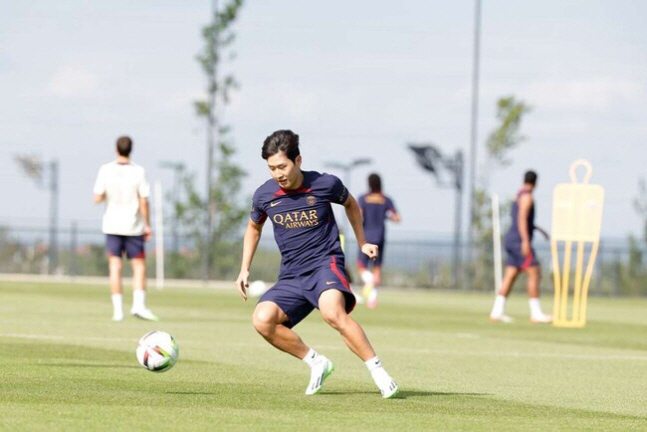 '절친 솔레르 만나 웃음꽃' 뉴파리지앵 이강인, PSG 폭풍 적응 중, …