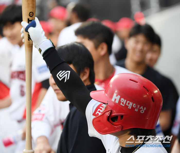 '도발 아닌 경의’ 삼성 벤치 향해 배트 번쩍 든 홈런 타자, 배트 입 …