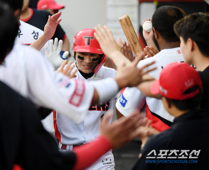 '도발 아닌 경의’ 삼성 벤치 향해 배트 번쩍 든 홈런 타자, 배트 입 …