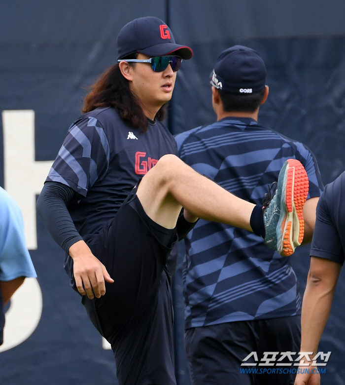 '긴 머리 휘날리며, 독보적인 존재감' 장발 클로저 김원중, 가드 역할 …