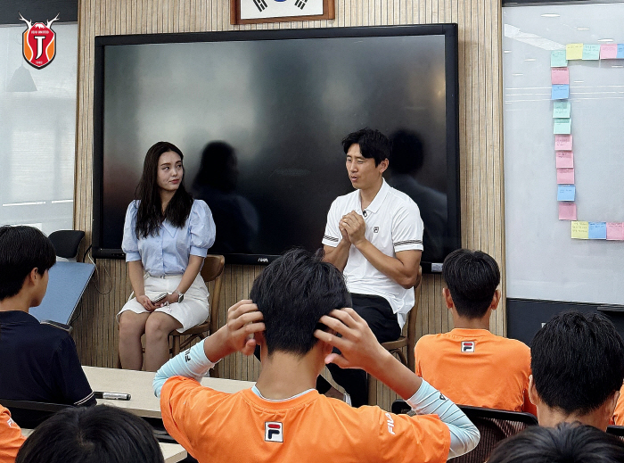 “축구를 사랑하고, 축구에 미쳐라!” 구자철의 특별한 외출, 제주중학교에…