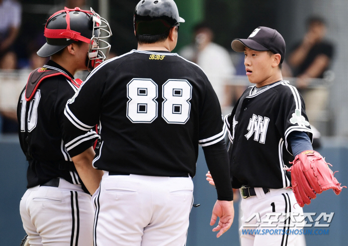 '배짱 투구! 넉살 미소, 고3 투수 맞아?' 전주고 홍주환, '피하지 …