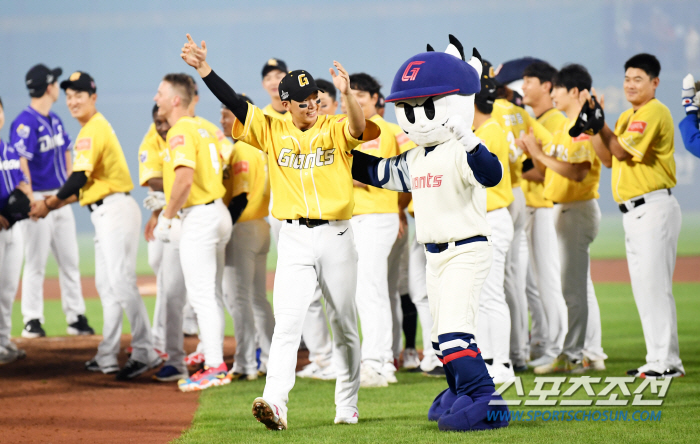 '빛이 나는 솔로' 사직 아이돌 김민석, 올스타전 팬들 위해 제니로 변신…