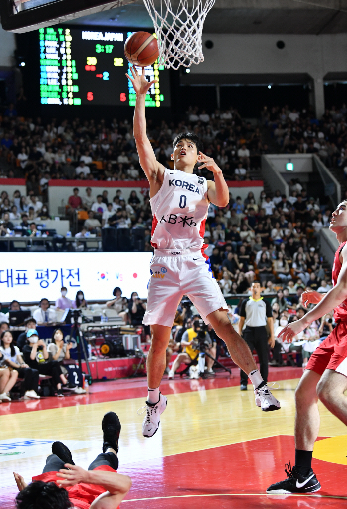 숙명의 농구 한-일전, 한국이 먼저 웃었다…허훈 22점 맹활약, 한-일 …