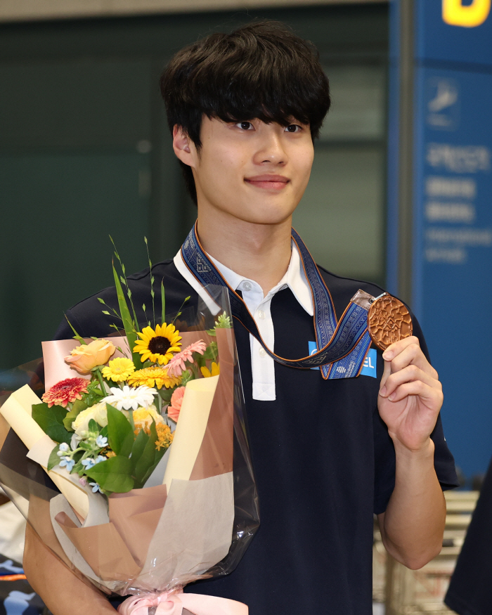 황선우 "자유형 200m 亞 1위, AG 지키기 위해 열심히 훈련" 후쿠…