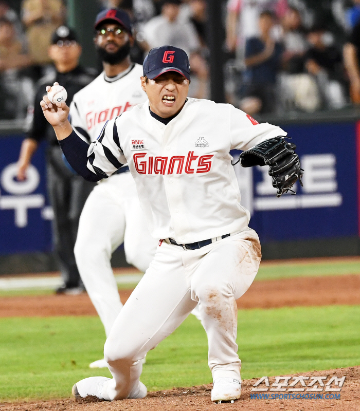 '손아섭 타구에 무릎 직격→교체' 부축받은 구승민, 아이싱 치료만…"병원…