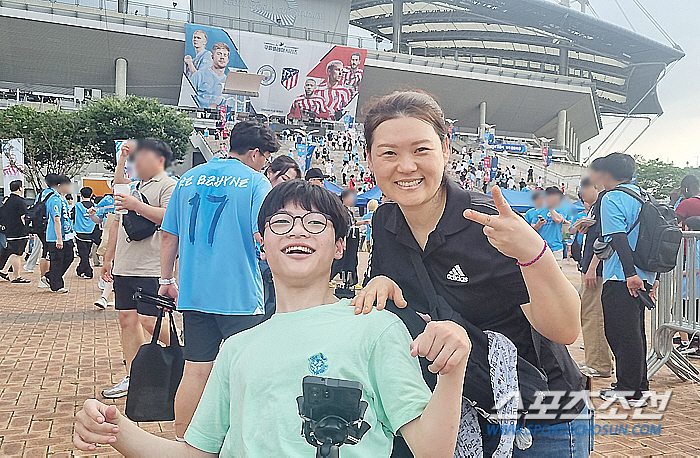 휠체어 탄 축구팬의 열정 "홀란 보고 싶어서 인천에서 달려왔어요"