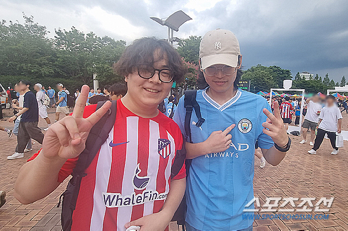 휠체어 탄 축구팬의 열정 "홀란 보고 싶어서 인천에서 달려왔어요"