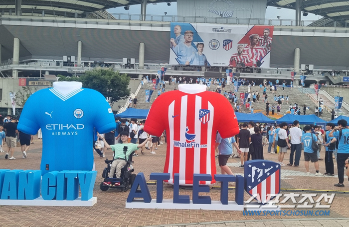 휠체어 탄 축구팬의 열정 "홀란 보고 싶어서 인천에서 달려왔어요"