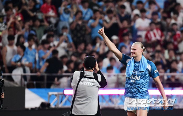 휠체어 탄 축구팬의 열정 "홀란 보고 싶어서 인천에서 달려왔어요"