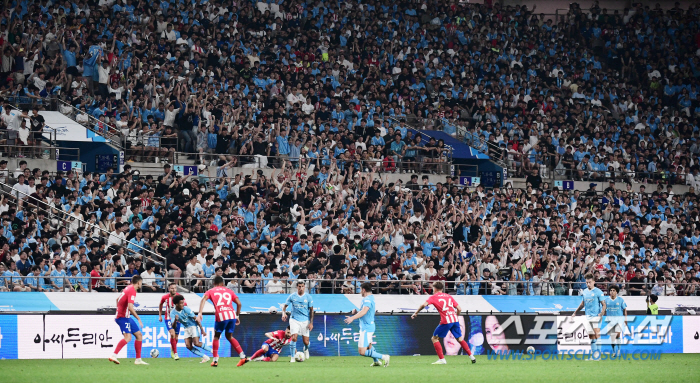 휠체어 탄 축구팬의 열정 "홀란 보고 싶어서 인천에서 달려왔어요"