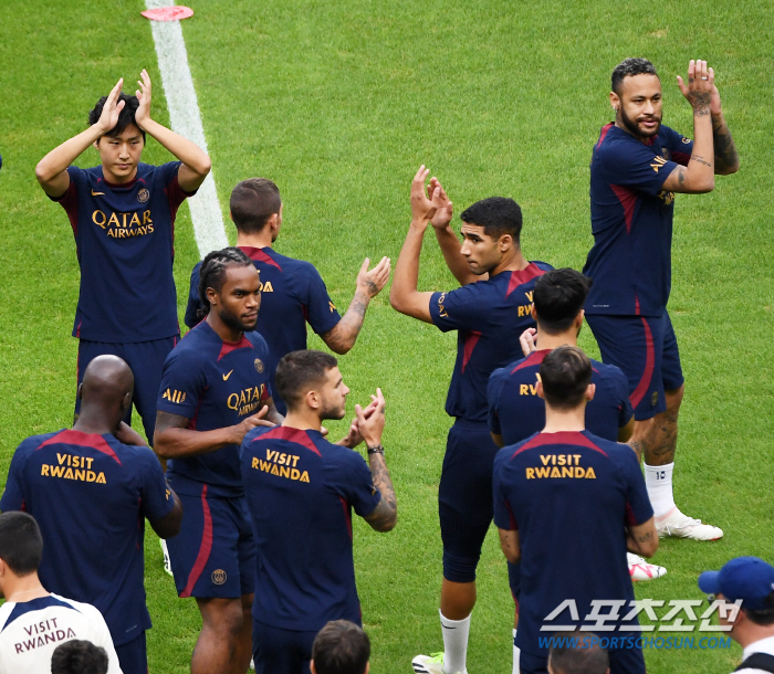 '이강인에게 푹 빠진 네이마르' 덥석 손잡고 인사부터 시킨 PSG 선배.…