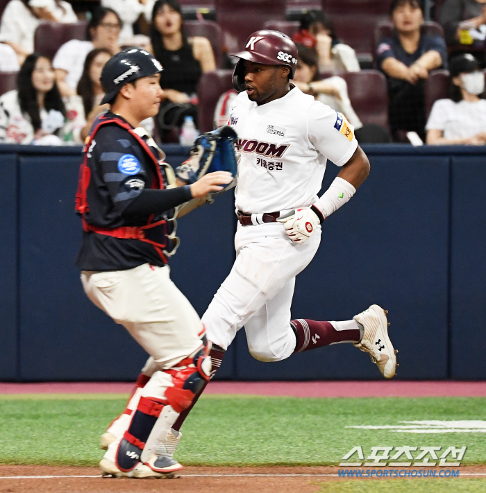 '얼마나 아팠으면 순둥이가...' 첫 타석부터 맞고 순간 욱한 도슨, 트…