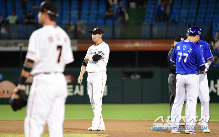 자책점 단 1점 없이 역전에 재역전...8,9위 자리바꿈, '실책-실책-…