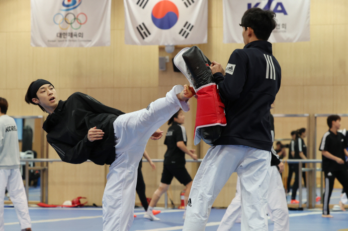 [현장스케치]"무조건 금메달!" 자존심 구긴 태권 종주국, 항저우에서 '…