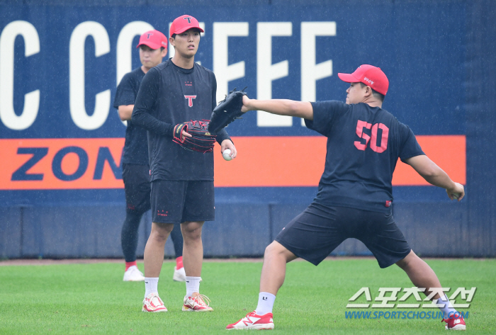 '폭우도 못 말린 열정남 듀오' 이의리-윤영철 '비 맞으며 어깨 예열' …