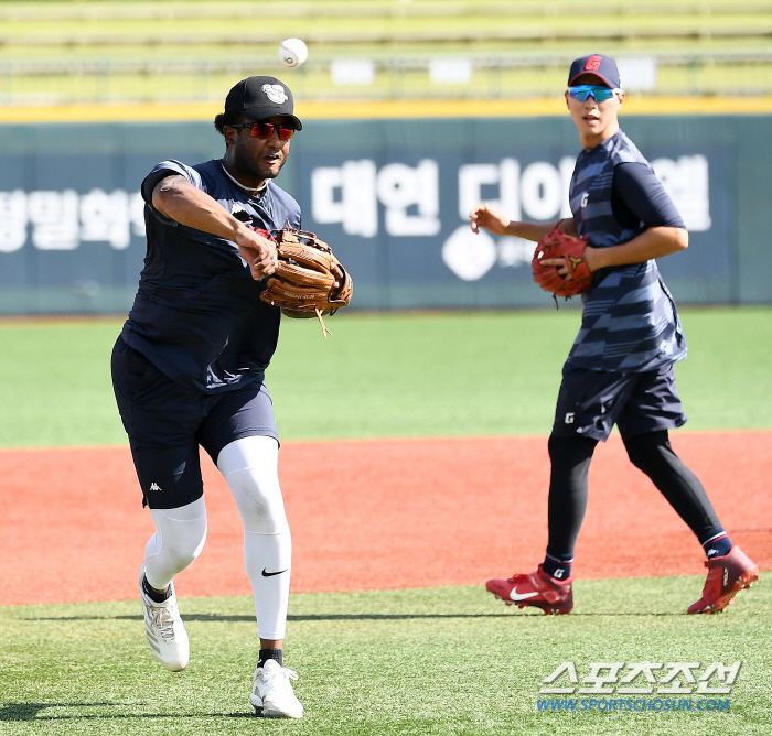 '매 경기 실책' 3루수 구드럼 실책 줄이기 프로젝트, '송구 따로 포구…