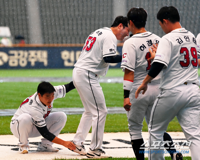 "몇 년 만인지 기억도 안 나요"…고참이 직접 물 웅덩이를 갈랐다, 예상…