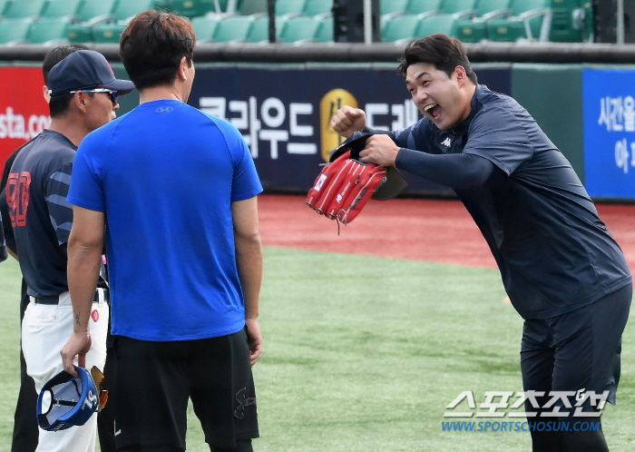 '장난치다 날아든 신발' 몸쪽 볼에 놀란 강민호 놀리다가 맞은 나균안, …