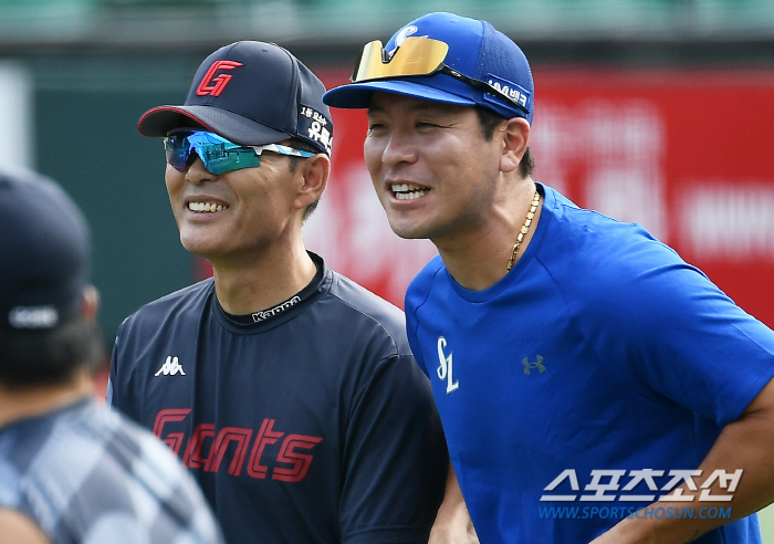 '감독님 호 해주세요' 아픈 손바닥 펴 보인 강민호, 이종운 대행은 따뜻…