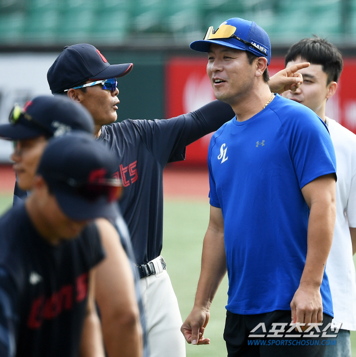 '감독님 호 해주세요' 아픈 손바닥 펴 보인 강민호, 이종운 대행은 따뜻…