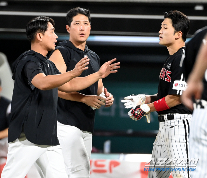 '주전 빼고 백기 들었는데 번트에 도루까지?' vs '어제 3점도 졌는데…