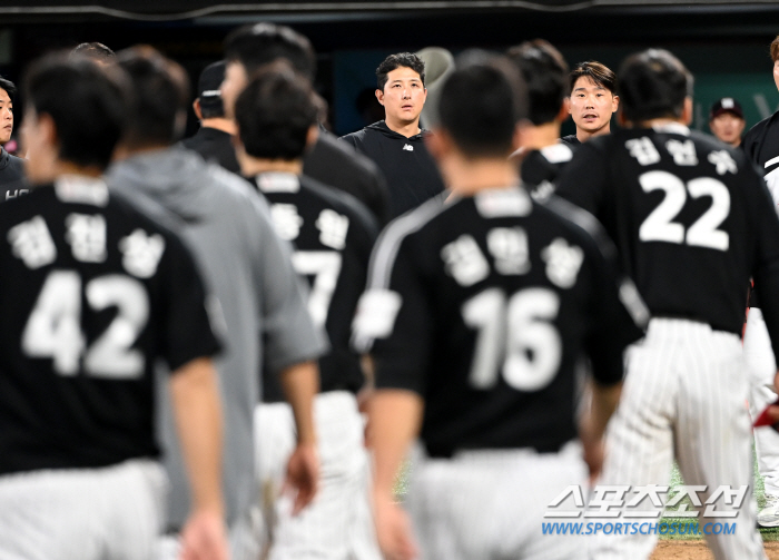 '주전 빼고 백기 들었는데 번트에 도루까지?' vs '어제 3점도 졌는데…