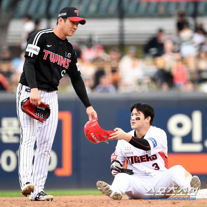 '다치면 안 돼' 정 넘치는 그라운드, 아파하는 김선빈에게 다가간 박해민…