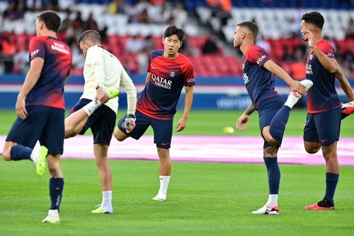 '골든보이 이즈 백' 허벅지 부상 이강인, PSG 훈련 복귀→팀훈련까지 …