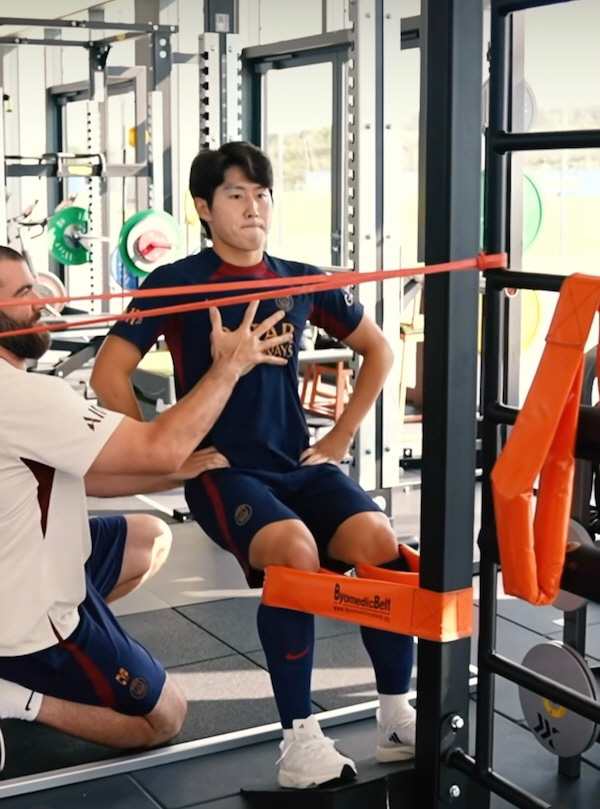 '골든보이 이즈 백' 허벅지 부상 이강인, PSG 훈련 복귀→팀훈련까지 …