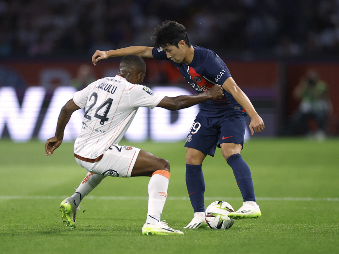 '골든보이 이즈 백' 허벅지 부상 이강인, PSG 훈련 복귀→팀훈련까지 …