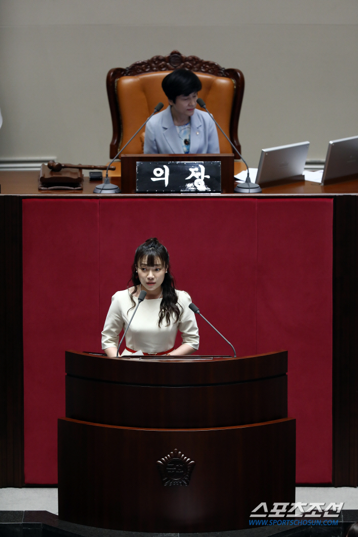 "'코이의 법칙'후 전국구 스타"김예지 의원"어항에 갇힌 아이들,강물로 …