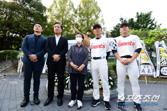 야구영웅 동상 앞 하나된 롯心…"가을야구 포기없다" 대표·단장→감독·주장…