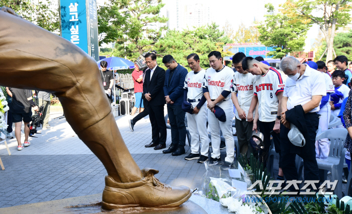 야구영웅 동상 앞 하나된 롯心…"가을야구 포기없다" 대표·단장→감독·주장…